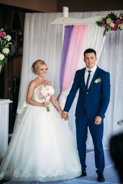 Gelin ve damat kilisede aşk yemini vermek.