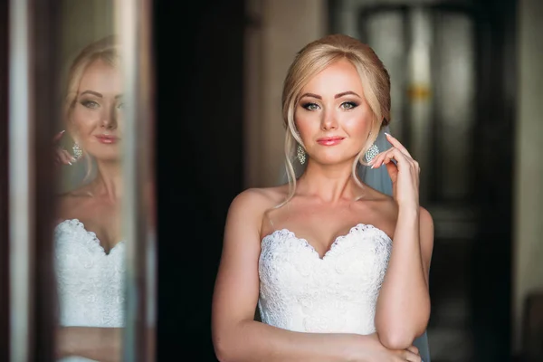 Porträt einer Braut im Brautkleid. die Brautkleider im Hotel. — Stockfoto