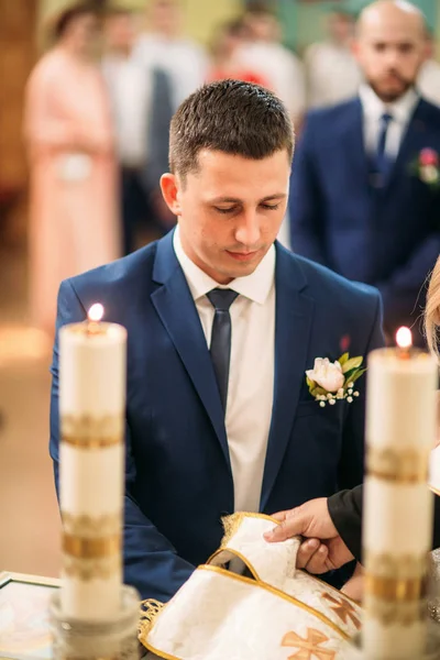 De bruid en bruidegom geven een gelofte van liefde in de kerk. — Stockfoto