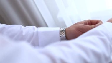 Cesur damat düğün elbisesi Giydir. Elinde bir buket tutar. Düğün günü. Bahar.