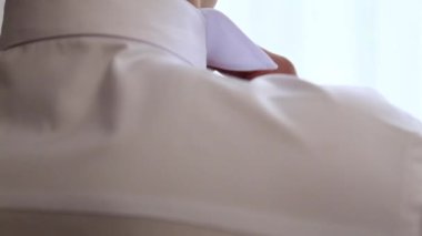 Cesur damat düğün elbisesi Giydir. Elinde bir buket tutar. Düğün günü. Bahar.