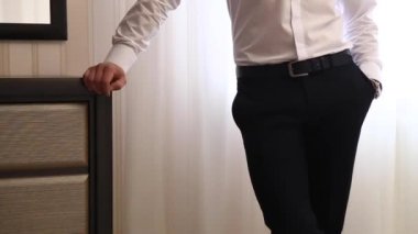 Cesur damat düğün elbisesi Giydir. Elinde bir buket tutar. Düğün günü. Bahar.