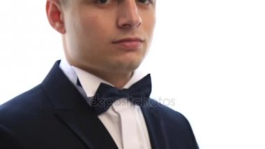 Cesur damat düğün elbisesi Giydir. Elinde bir buket tutar. Düğün günü. Bahar.