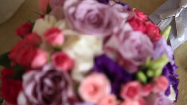 Cesur damat düğün elbisesi Giydir. Elinde bir buket tutar. Düğün günü. Bahar.