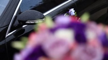 Cesur damat düğün elbisesi Giydir. Elinde bir buket tutar. Düğün günü. Bahar.