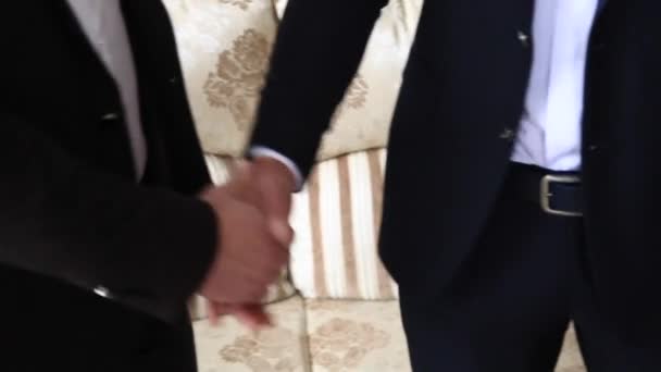 Zieht der mutige Bräutigam seinen Hochzeitsanzug an. Er hält einen Strauß in der Hand. Hochzeitstag. Frühling. — Stockvideo