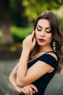 Bir kız büyük bir çeşme yakınındaki şehir etrafında yürüyor.