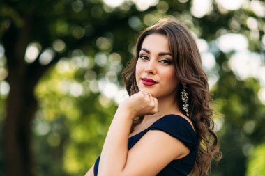 Bir kız büyük bir çeşme yakınındaki şehir etrafında yürüyor.