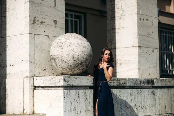 Una hermosa chica en un vestido azul está caminando en el parque . — Foto de Stock