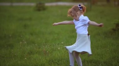 Erkek ve kız bankta oturuyor. Park ve darbe dandelions çalıştırmak