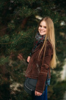 Bir kız ile bir köpek set boyunca yürüyor. Güzel Husky köpek. Nehir. Bahar.