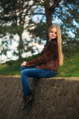 Bir kız ile bir köpek set boyunca yürüyor. Güzel Husky köpek. Nehir. Bahar.