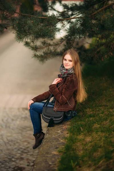 Een meisje loopt met een hond langs de kade. Mooie Husky hond. De rivier. Lente. — Stockfoto