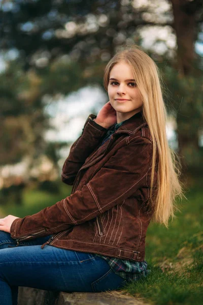 Bir kız ile bir köpek set boyunca yürüyor. Güzel Husky köpek. Nehir. Bahar.