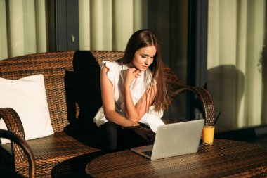 Genç güzel kız sırasında bir ara iş yerinde bir dizüstü bilgisayar kullanmak.