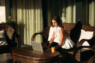 Genç güzel kız sırasında bir ara iş yerinde bir dizüstü bilgisayar kullanmak.