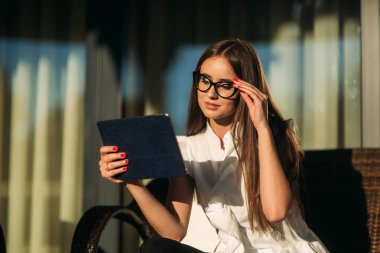 Çalışmak için bir tablet iş kadını kullanır