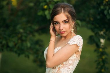 Genç kız gelinlik fotoğrafçısına poz Park. portre