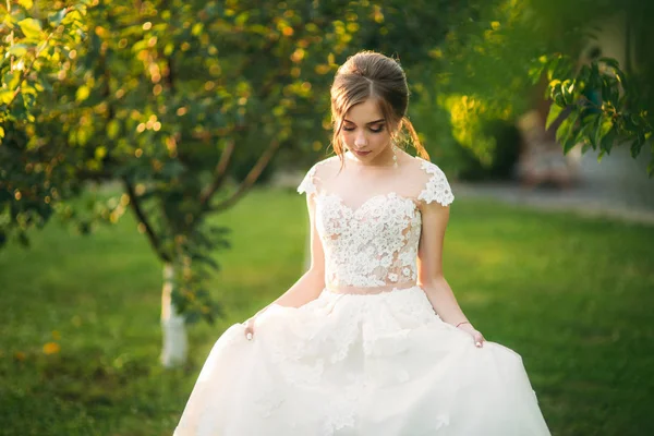 Genç kız gelinlik fotoğrafçısına poz Park.