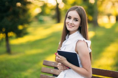İş kadını bir tablet parkta bir mola sırasında kullanır