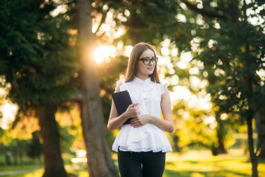 İş kadını bir tablet parkta bir mola sırasında kullanır