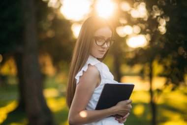 İş kadını bir tablet parkta bir mola sırasında kullanır