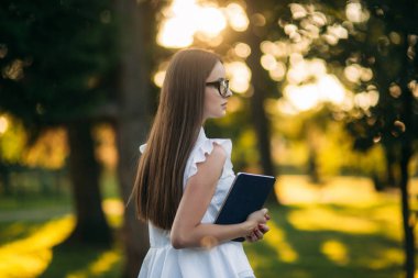 İş kadını bir tablet parkta bir mola sırasında kullanır