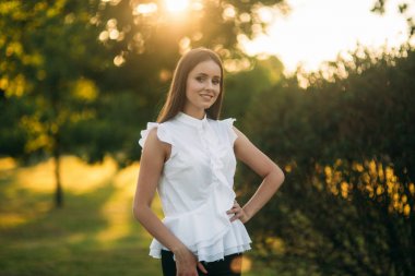 İş kadını bir tablet parkta bir mola sırasında kullanır