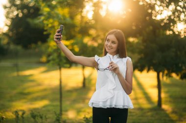 İş kadını bir tablet parkta bir mola sırasında kullanır