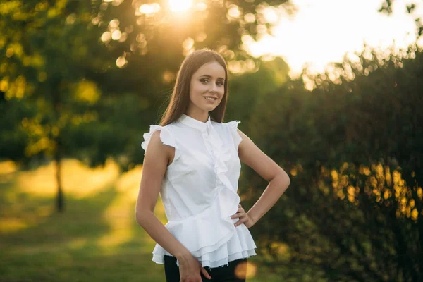 İş kadını bir tablet parkta bir mola sırasında kullanır