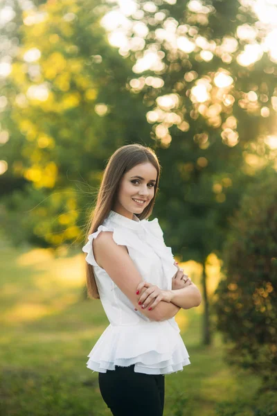 Business Lady utilizza un tablet nel parco durante una pausa — Foto Stock