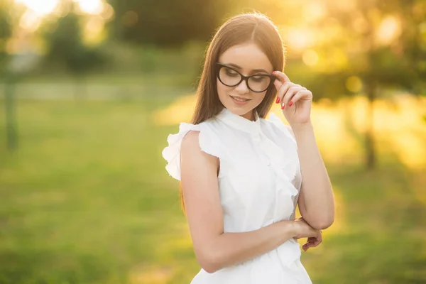 Geschäftsfrau benutzt während einer Pause ein Tablet im Park — Stockfoto