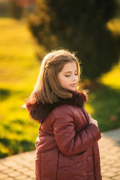 Little girl in autumn coat posing for photographer. Golden autumn. — Stock Photo, Image