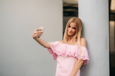 Modelleri şehir etrafında yürüyüş ve Gadget'ları kullanın. Güneşli bir gün. Yaz.