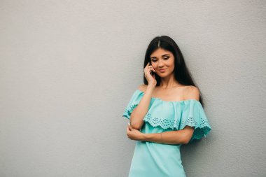 Modelleri şehir etrafında yürüyüş ve Gadget'ları kullanın. Güneşli bir gün. Yaz.