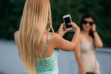 Modelleri şehir etrafında yürüyüş ve Gadget'ları kullanın. Güneşli bir gün. Yaz.