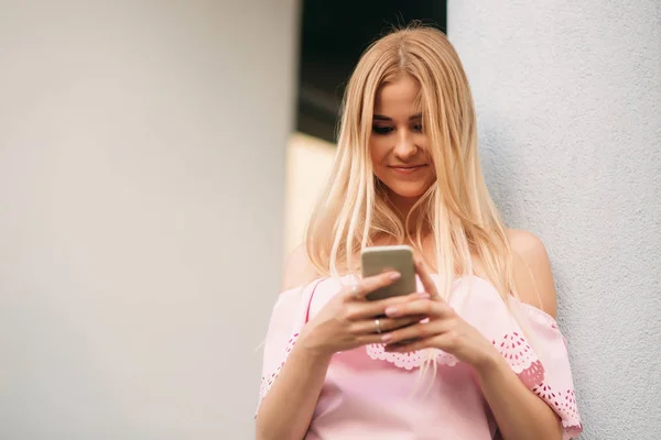 Modelos caminar por la ciudad y utilizar Gadgets. Día soleado. Verano . — Foto de Stock