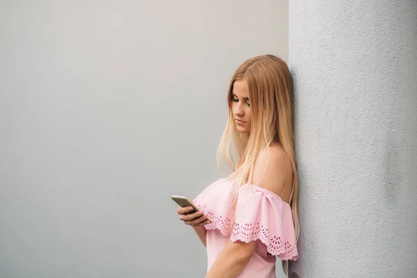 Modelos caminar por la ciudad y utilizar Gadgets. Día soleado. Verano . — Foto de Stock