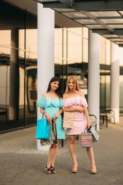 Schöne Mädchen gehen einkaufen. sonniger Tag. Sommer. — Stockfoto