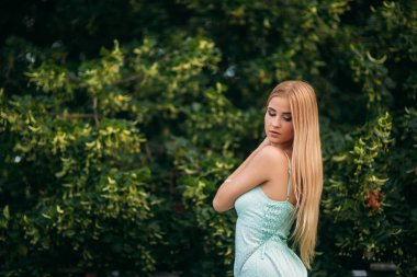 Esmer ve sarışın fotoğraflandı ve hayatın tadını çıkarın. Güneşli bir gün. Yaz.