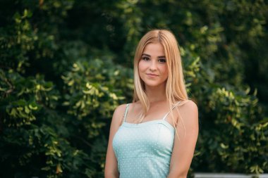 Esmer ve sarışın fotoğraflandı ve hayatın tadını çıkarın. Güneşli bir gün. Yaz.