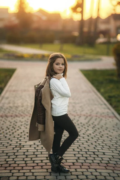 Bambina in cappotto autunno in posa per il fotografo. Autunno d'oro . — Foto Stock