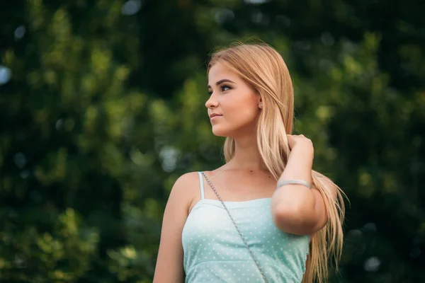 Brunette en blonde zijn gefotografeerd en genieten van het leven. Zonnige dag. Zomer. — Stockfoto