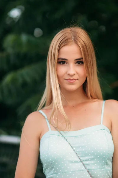 Hermosas chicas posando para el fotógrafo. Dos hermanas vestidas de negro y rojo. Sonrisa, día soleado, verano . —  Fotos de Stock