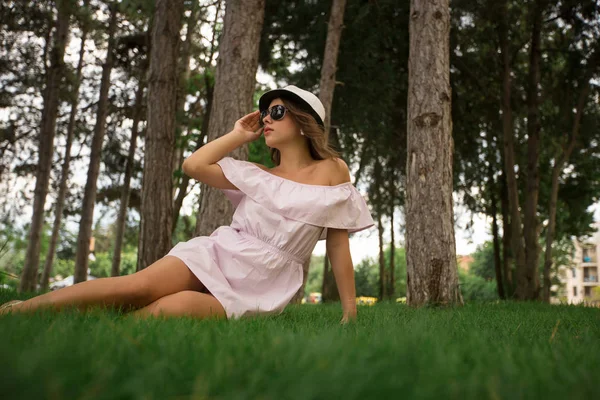 Mooi meisje in het park. Groen gras en zonnig weer — Stockfoto