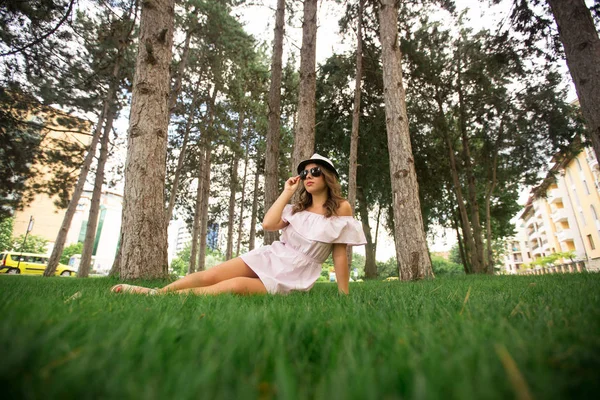 Menina bonita no parque. Grama verde e tempo ensolarado — Fotografia de Stock