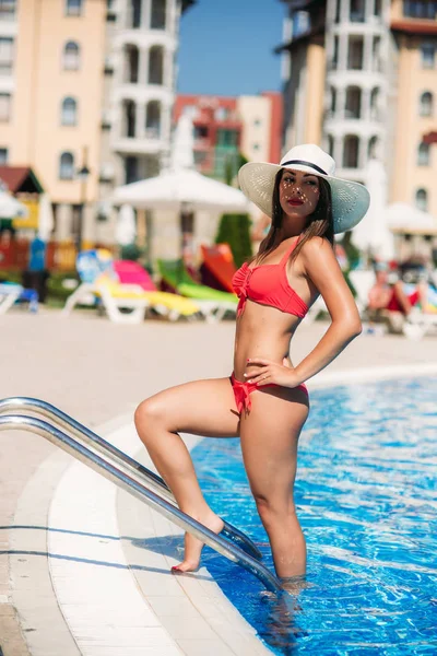 Pembe mayo tarafından Yüzme Havuzu güneşlenme içinde güzel bir kız. Güneşli havalarda. Yaz