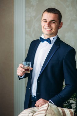 Damat Düğün günde bir koyu takım elbiseli, güneşli bir gün