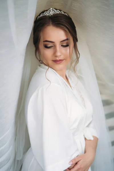 Retrato de la novia en el parque. Vestido de novia. Día soleado . —  Fotos de Stock