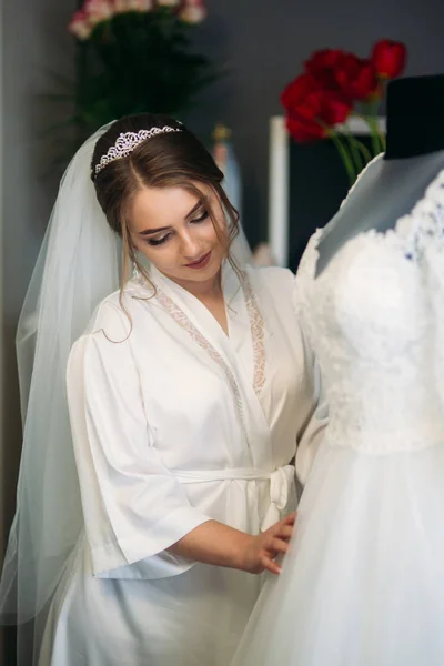 Retrato de la novia en el parque. Vestido de novia. Día soleado . — Foto de Stock